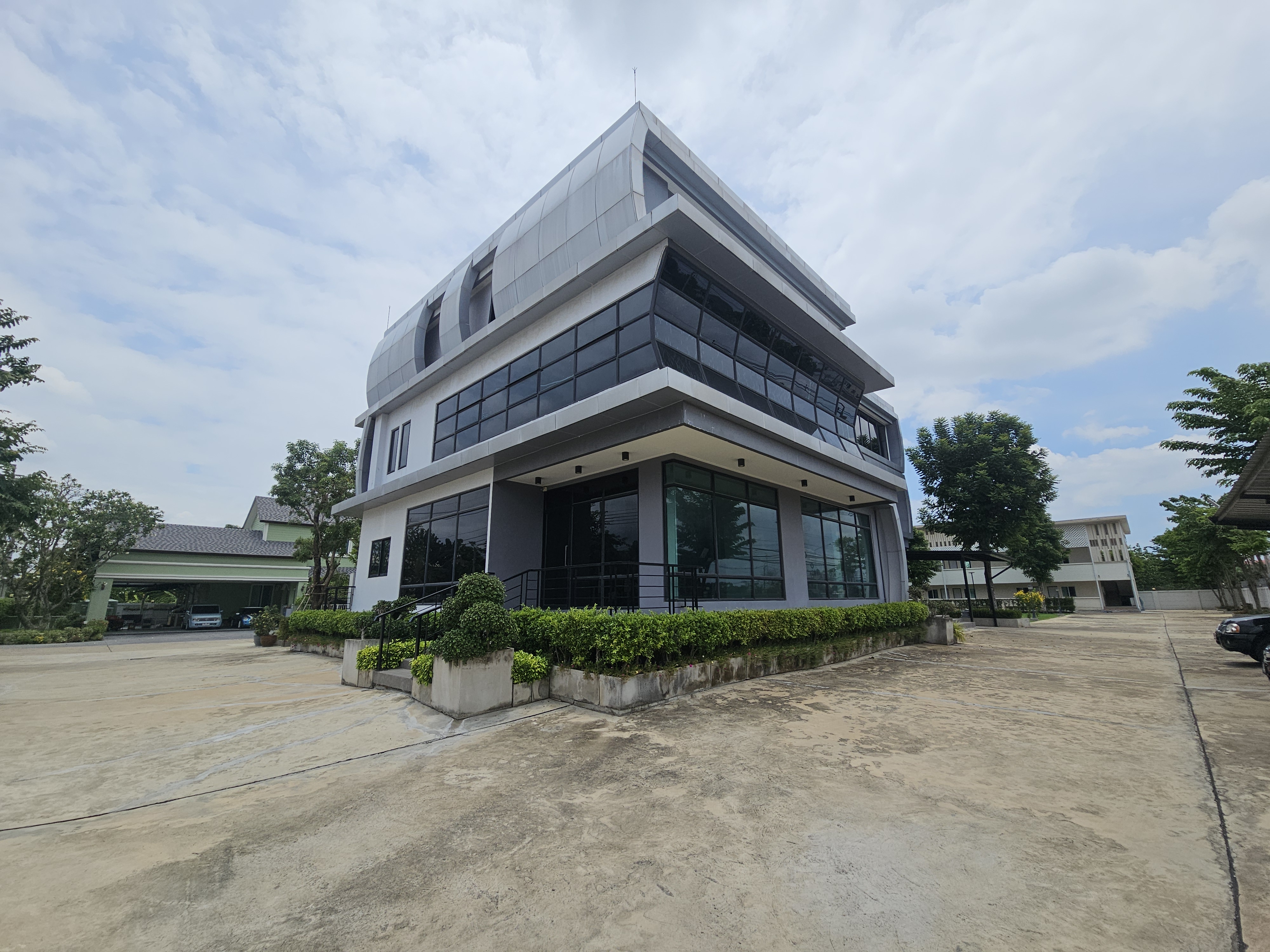 ให้เช่า! สำนักงาน 3 ชั้น + หอพักพนักงาน พุทธมณฑลสาย 1 (เนื้อที่ 2 ไร่)